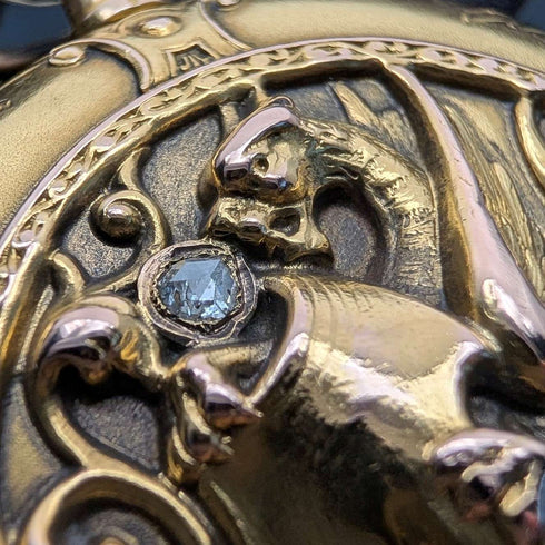 Reloj de bolsillo Zenith de alrededor de 1913, relieve de dragón, caja saboneta de oro de 18 quilates, en buen estado de funcionamiento.