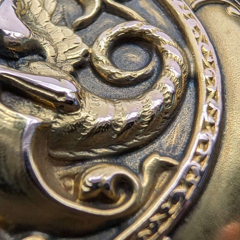 Reloj de bolsillo Zenith de alrededor de 1913, relieve de dragón, caja saboneta de oro de 18 quilates, en buen estado de funcionamiento.