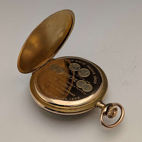 Reloj de bolsillo Zenith de alrededor de 1913, relieve de dragón, caja saboneta de oro de 18 quilates, en buen estado de funcionamiento.