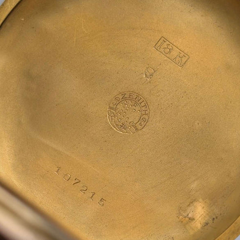 Reloj de bolsillo Zenith de alrededor de 1913, relieve de dragón, caja saboneta de oro de 18 quilates, en buen estado de funcionamiento.