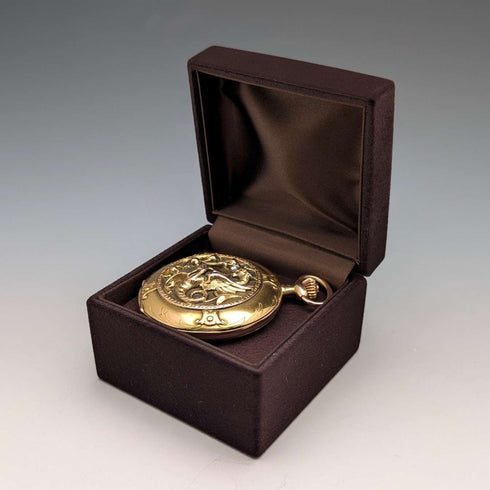 Reloj de bolsillo Zenith de alrededor de 1913, relieve de dragón, caja saboneta de oro de 18 quilates, en buen estado de funcionamiento.