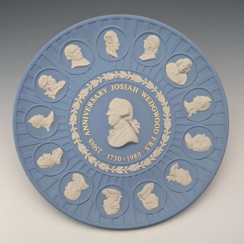 Plato conmemorativo del 250º aniversario del nacimiento de J. Wedgwood, fabricado en Jasperware por Wedgwood, Reino Unido, 21 cm de diámetro