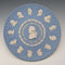 Plato conmemorativo del 250º aniversario del nacimiento de J. Wedgwood, fabricado en Jasperware por Wedgwood, Reino Unido, 21 cm de diámetro