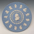 Plato conmemorativo del 250º aniversario del nacimiento de J. Wedgwood, fabricado en Jasperware por Wedgwood, Reino Unido, 21 cm de diámetro
