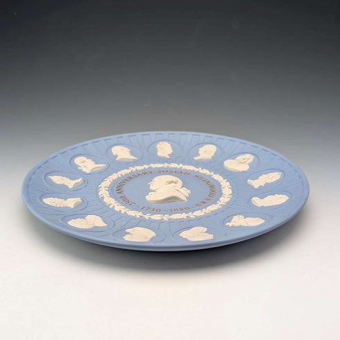 Plato conmemorativo del 250º aniversario del nacimiento de J. Wedgwood, fabricado en Jasperware por Wedgwood, Reino Unido, 21 cm de diámetro
