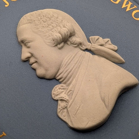 Plato conmemorativo del 250º aniversario del nacimiento de J. Wedgwood, fabricado en Jasperware por Wedgwood, Reino Unido, 21 cm de diámetro