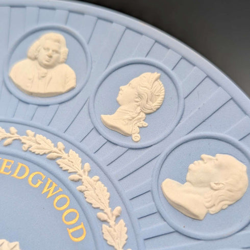 Plato conmemorativo del 250º aniversario del nacimiento de J. Wedgwood, fabricado en Jasperware por Wedgwood, Reino Unido, 21 cm de diámetro