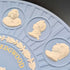 Plato conmemorativo del 250º aniversario del nacimiento de J. Wedgwood, fabricado en Jasperware por Wedgwood, Reino Unido, 21 cm de diámetro