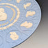 Plato conmemorativo del 250º aniversario del nacimiento de J. Wedgwood, fabricado en Jasperware por Wedgwood, Reino Unido, 21 cm de diámetro