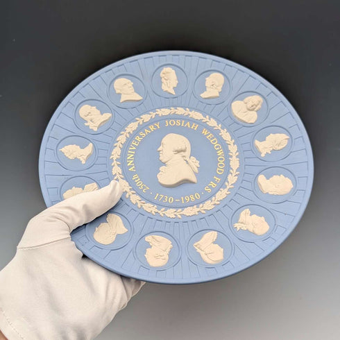 Plato conmemorativo del 250º aniversario del nacimiento de J. Wedgwood, fabricado en Jasperware por Wedgwood, Reino Unido, 21 cm de diámetro