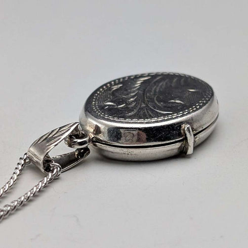 Colgante relicario ovalado de plata de ley vintage, con collar de plata de ley, 5.4 g en total