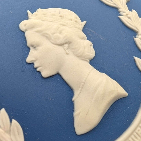 1977年 英国ウェッジウッド エリザベス女王ジュビリー 蓋付き小物入れペア ロイヤルブルー
1977 Wedgwood Jubileo de la Reina Isabel II, par de joyeros con tapa, azul real