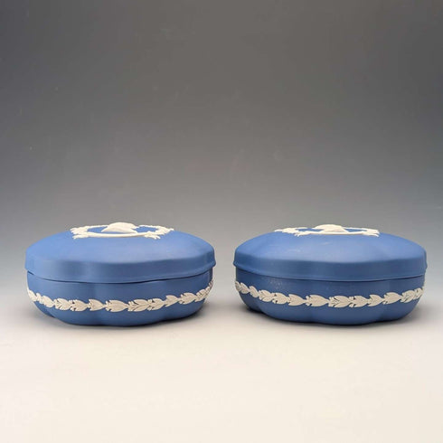 1977年 英国ウェッジウッド エリザベス女王ジュビリー 蓋付き小物入れペア ロイヤルブルー
1977 Wedgwood Jubileo de la Reina Isabel II, par de joyeros con tapa, azul real