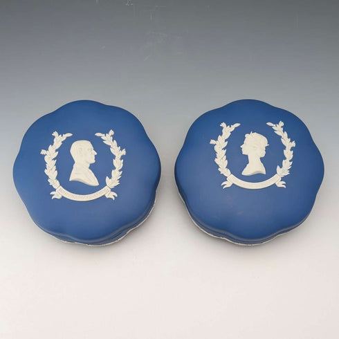 1977年 英国ウェッジウッド エリザベス女王ジュビリー 蓋付き小物入れペア ロイヤルブルー
1977 Wedgwood Jubileo de la Reina Isabel II, par de joyeros con tapa, azul real