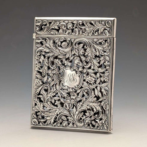 Estuche para tarjetas de plata esterlina con decoración floral calada, Reino Unido, 1837, 80 g, Nathaniel Mills