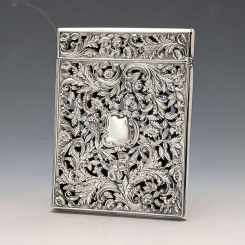 Estuche para tarjetas de plata esterlina con decoración floral calada, Reino Unido, 1837, 80 g, Nathaniel Mills