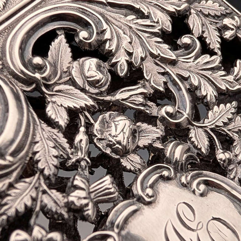 Estuche para tarjetas de plata esterlina con decoración floral calada, Reino Unido, 1837, 80 g, Nathaniel Mills