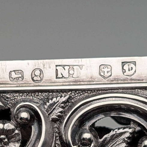 Estuche para tarjetas de plata esterlina con decoración floral calada, Reino Unido, 1837, 80 g, Nathaniel Mills