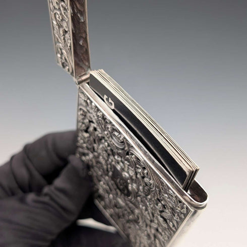 Estuche para tarjetas de plata esterlina con decoración floral calada, Reino Unido, 1837, 80 g, Nathaniel Mills