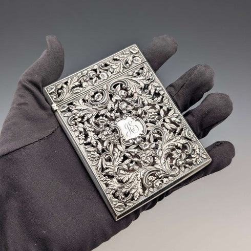 Estuche para tarjetas de plata esterlina con decoración floral calada, Reino Unido, 1837, 80 g, Nathaniel Mills