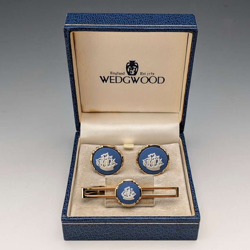Gemelos y pasador de corbata Wedgwood de Inglaterra, con camafeo redondo de navío en jasper azul y base de color dorado, con estuche.