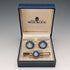 Gemelos y pasador de corbata Wedgwood de Inglaterra, con camafeo redondo de navío en jasper azul y base de color dorado, con estuche.
