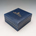 Gemelos y pasador de corbata Wedgwood de Inglaterra, con camafeo redondo de navío en jasper azul y base de color dorado, con estuche.