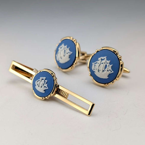 Gemelos y pasador de corbata Wedgwood de Inglaterra, con camafeo redondo de navío en jasper azul y base de color dorado, con estuche.