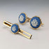 Gemelos y pasador de corbata Wedgwood de Inglaterra, con camafeo redondo de navío en jasper azul y base de color dorado, con estuche.