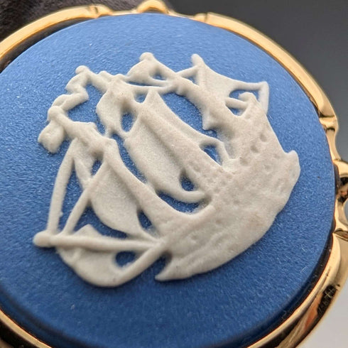 Gemelos y pasador de corbata Wedgwood de Inglaterra, con camafeo redondo de navío en jasper azul y base de color dorado, con estuche.