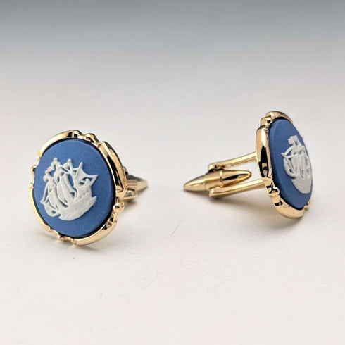 Gemelos y pasador de corbata Wedgwood de Inglaterra, con camafeo redondo de navío en jasper azul y base de color dorado, con estuche.