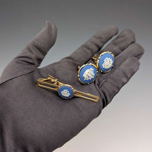 Gemelos y pasador de corbata Wedgwood de Inglaterra, con camafeo redondo de navío en jasper azul y base de color dorado, con estuche.