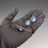 Gemelos y pasador de corbata Wedgwood de Inglaterra, con camafeo redondo de navío en jasper azul y base de color dorado, con estuche.