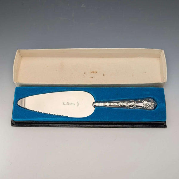 Cuchillo para pasteles vintage de 1975 con mango de plata esterlina, fabricado por Harrison Brothers, en su caja original.