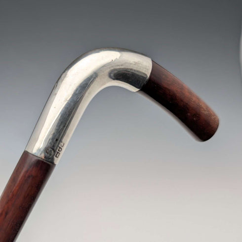 Alrededor de 1900, bastón antiguo inglés, mango en L con eje de madera marrón y decoración de plata esterlina, 92 cm, Julius Klinkhardt