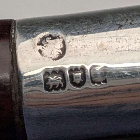 Alrededor de 1900, bastón antiguo inglés, mango en L con eje de madera marrón y decoración de plata esterlina, 92 cm, Julius Klinkhardt