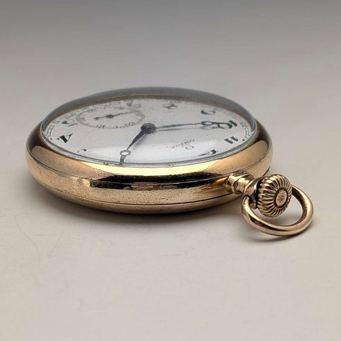 Reloj de bolsillo Omega vintage de alrededor de 1935, caja Denison de frente abierto chapada en oro, en buen estado de funcionamiento