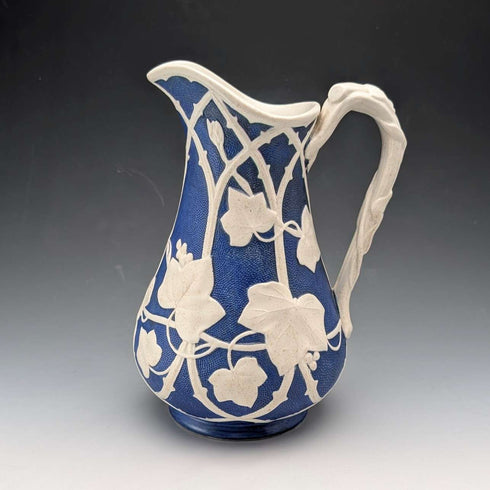 Jarra de agua de cerámica con relieve de uvas, época victoriana media, antigüedades británicas
