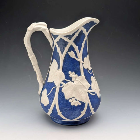 Jarra de agua de cerámica con relieve de uvas, época victoriana media, antigüedades británicas