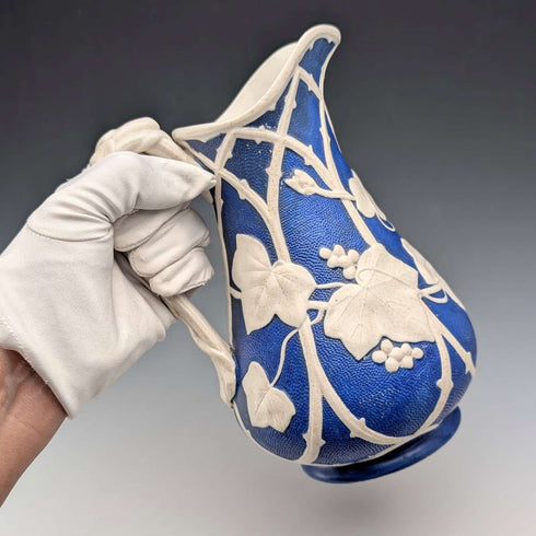 Jarra de agua de cerámica con relieve de uvas, época victoriana media, antigüedades británicas