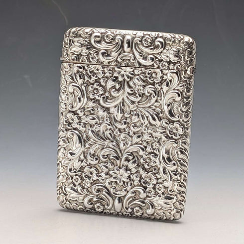 1903年 英国アンティーク 浮き彫り彫刻 純銀製カードケース 81g William Neale
Tarjetero de plata de ley con relieve, antigüedad británica de 1903, 81 g, William Neale