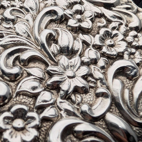 1903年 英国アンティーク 浮き彫り彫刻 純銀製カードケース 81g William Neale
Tarjetero de plata de ley con relieve, antigüedad británica de 1903, 81 g, William Neale