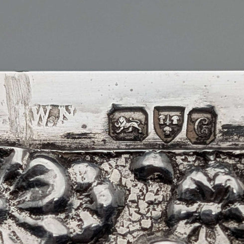 1903年 英国アンティーク 浮き彫り彫刻 純銀製カードケース 81g William Neale
Tarjetero de plata de ley con relieve, antigüedad británica de 1903, 81 g, William Neale