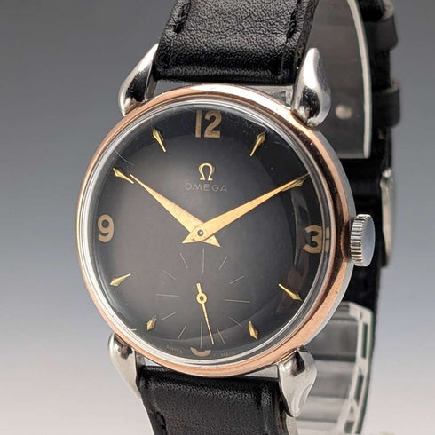 Reloj de pulsera mecánico para caballero Omega, circa 1946, calibre 30T2PC, asas tipo "spider", esfera negra, en buen estado de funcionamiento.