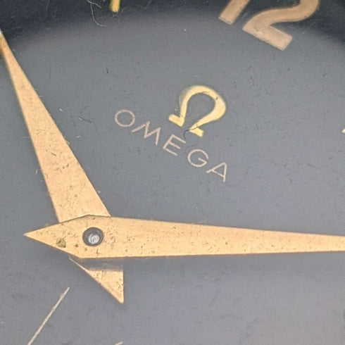 Reloj de pulsera mecánico para caballero Omega, circa 1946, calibre 30T2PC, asas tipo "spider", esfera negra, en buen estado de funcionamiento.