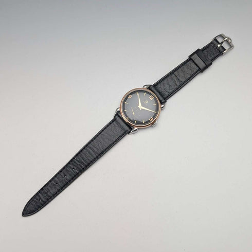 Reloj de pulsera mecánico para caballero Omega, circa 1946, calibre 30T2PC, asas tipo "spider", esfera negra, en buen estado de funcionamiento.
