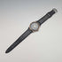 Reloj de pulsera mecánico para caballero Omega, circa 1946, calibre 30T2PC, asas tipo "spider", esfera negra, en buen estado de funcionamiento.