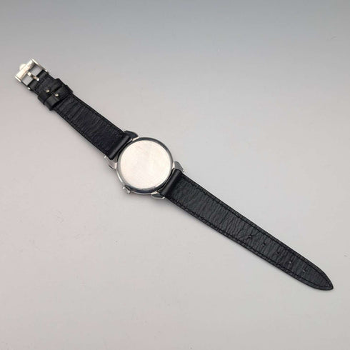 Reloj de pulsera mecánico para caballero Omega, circa 1946, calibre 30T2PC, asas tipo "spider", esfera negra, en buen estado de funcionamiento.