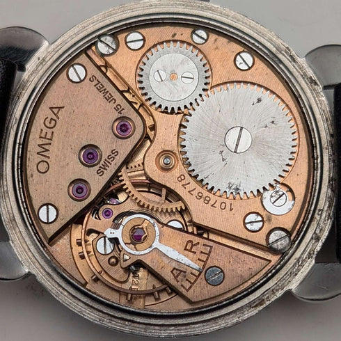 Reloj de pulsera mecánico para caballero Omega, circa 1946, calibre 30T2PC, asas tipo "spider", esfera negra, en buen estado de funcionamiento.
