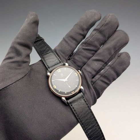 Reloj de pulsera mecánico para caballero Omega, circa 1946, calibre 30T2PC, asas tipo "spider", esfera negra, en buen estado de funcionamiento.
